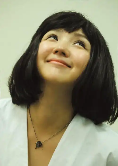 何洁戴着假发的这组照片真美啊,一个人的生活一样精彩