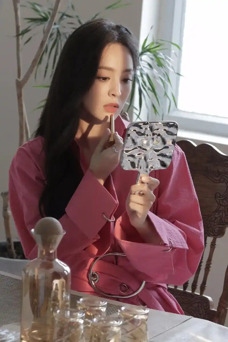 古力娜扎的一组美照曝光,她身穿粉色衬衫裙搭配黑色长靴,露出一 - 抖