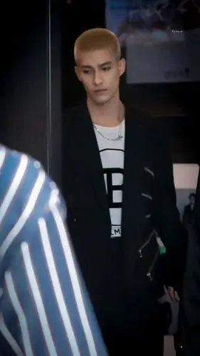 米卡今天的两套造型灰色西装黑色西装夏威夷小王子好优越