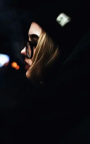 黑色背景清新美女大头照