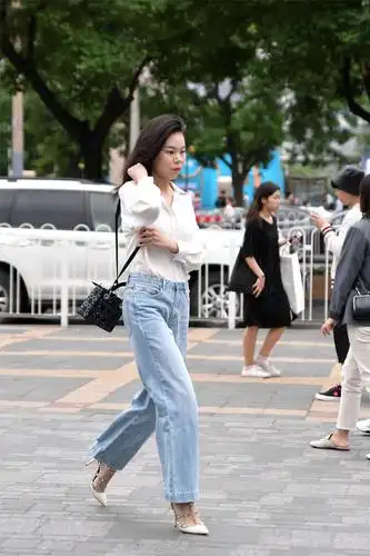 牛仔裤搭配尖头细高跟鞋优雅大气还显身材