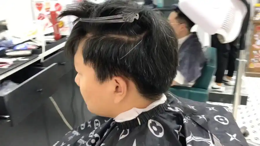 适合偏胖的男生的短版锡纸烫