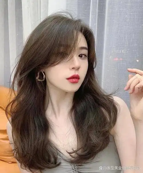 大波浪性感可爱女人味的中长发女神必备发型之一,这种卷度比较大的