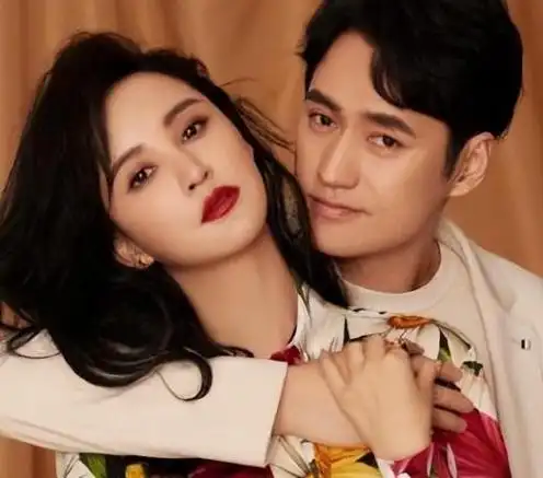 近日,女星张歆艺和男星袁弘一起坐路边吃饭的照片曝光.