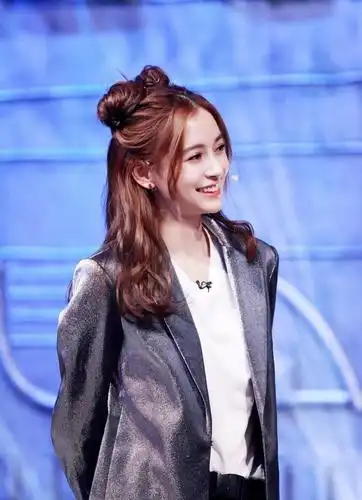 angelababy银色西装亮眼 双丸子头造型萌翻