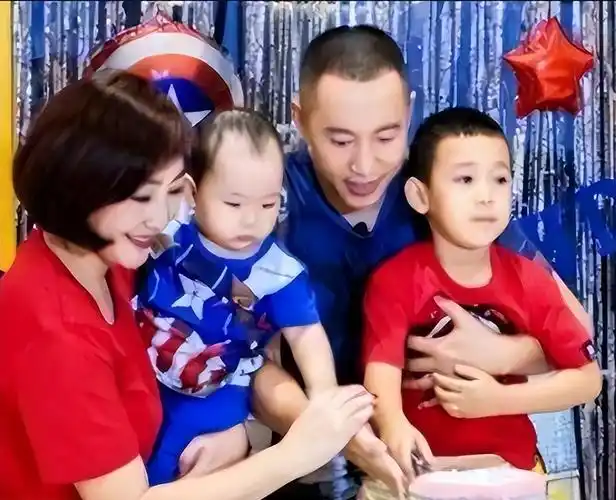 不过谷智鑫的心里,却始终觉得欠了妻子一个隆重的