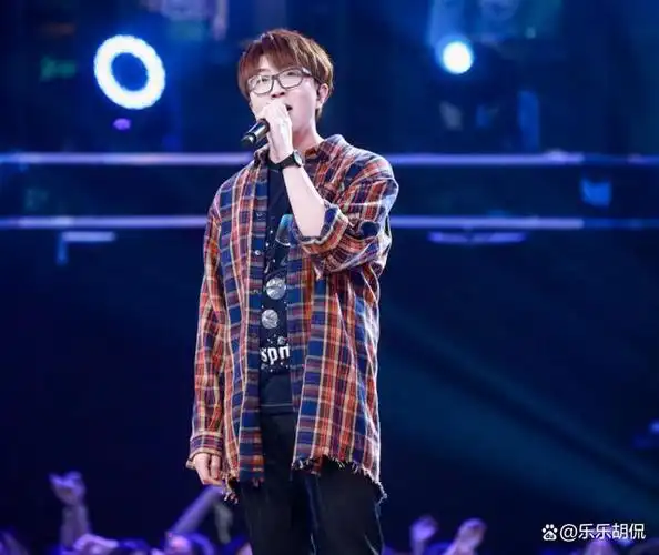 2017年,毛不易参加《明日之子》的选秀节目,凭借着一首《消愁》直接