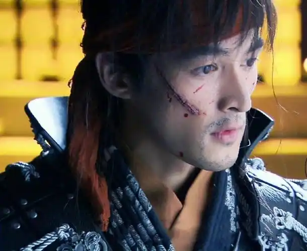 《仙剑奇侠三》中,胡歌饰演的战神飞蓬将军,一身戎装,威武帅气,果然不