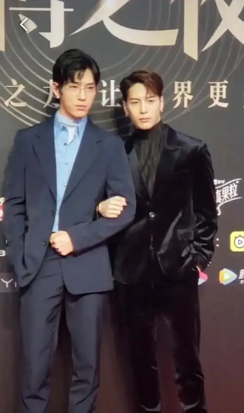 微博之夜##井柏然王嘉尔相互取暖cp