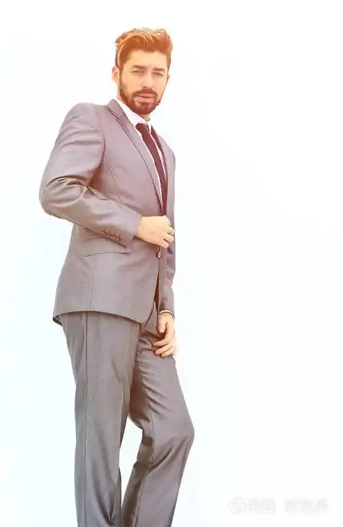 一个傲慢的时髦男人在西装的侧面视图