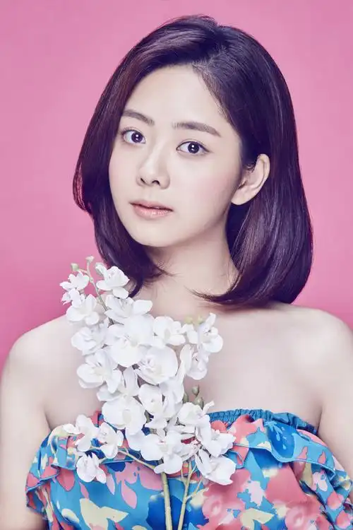 活力少女谭松韵粉嫩写真图片