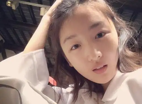 周冬雨也太大胆了吧,晒出素颜照,真实相貌令人喜欢