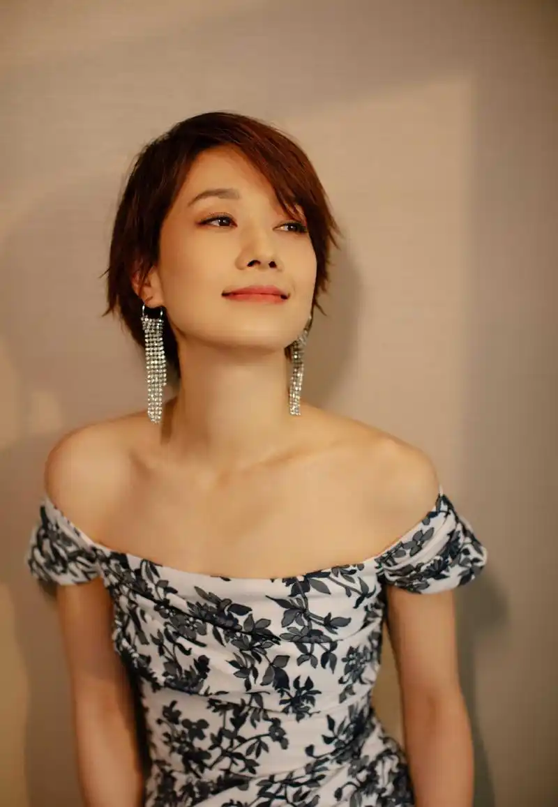 44岁的马伊琍真厉害身穿青花瓷印花露肩长裙亮相尽显优雅气质