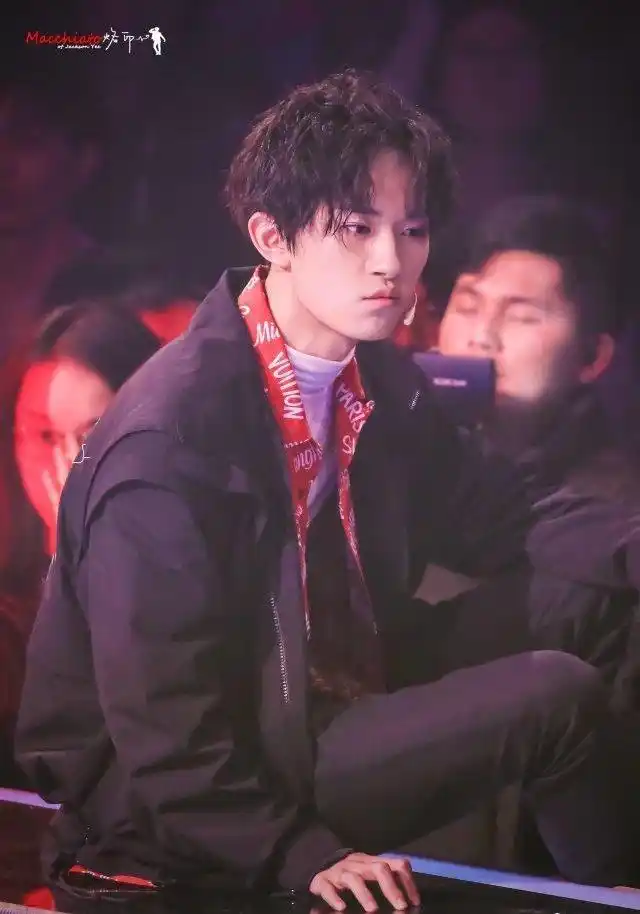 tfboys分享191015易烊千玺羊毛卷九宫格图集可盐可甜的卷毛烊