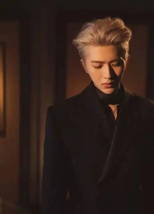 原创蔡徐坤代言活动场面太疯狂不仅被其他品牌蹭热度还有小孩子在做