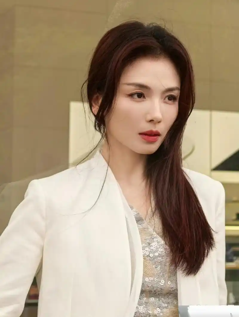 刘涛真是温柔又知性,穿职业装简直美翻了