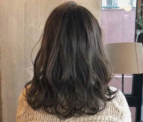 自然蓬松大卷发打造醉酒微醺感被中长发打造的朦胧美烫发撩到了