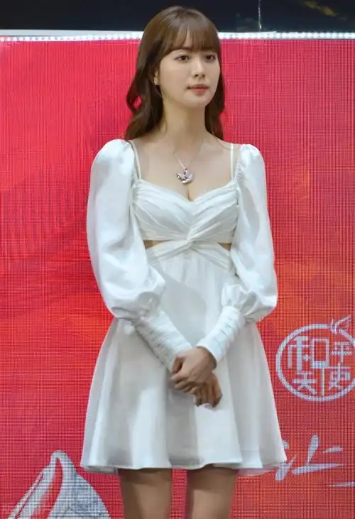 赵尧珂才是真正的白富美,穿缎面小白裙身材立体挺拔,甜美又大方_腾讯