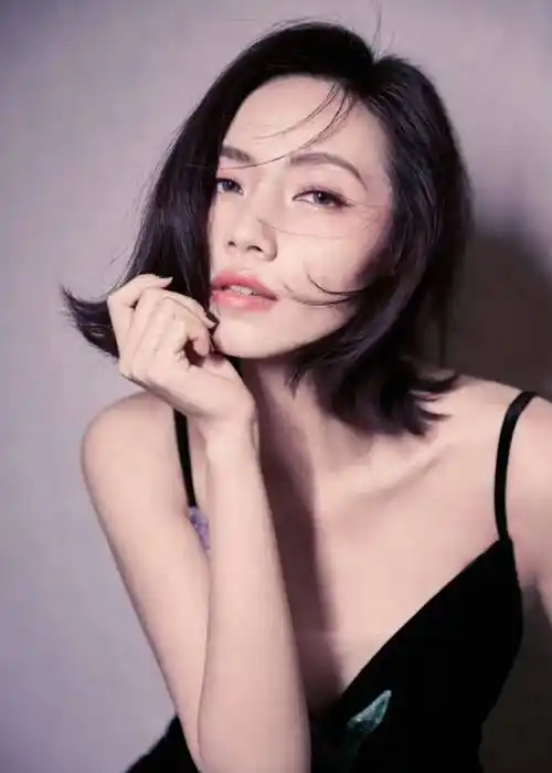 原创鸢尾花丝绒黑裙刘惜君美得令人窒息一手托腮引爆美颜新高度