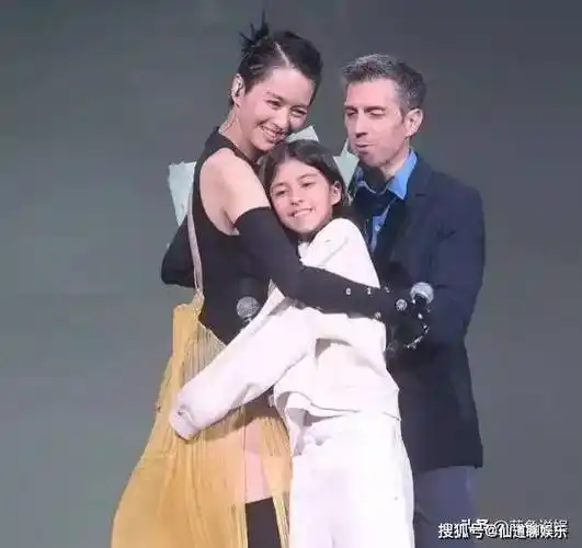 原创梁咏琪一家三口同框老公帅气9岁女儿又高又漂亮网友像妈妈