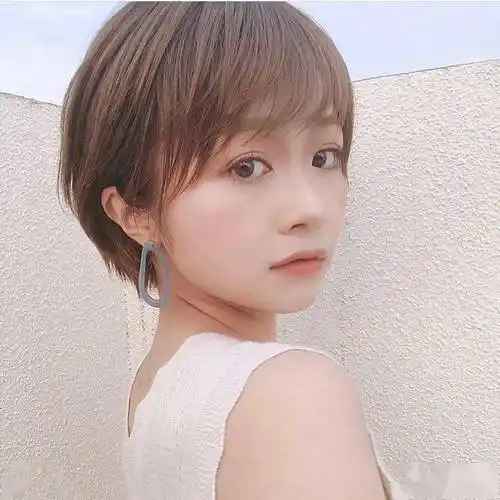 流行"四好"层次短发,立体蓬松很精致,适合大多数女性_造型_效果_发型