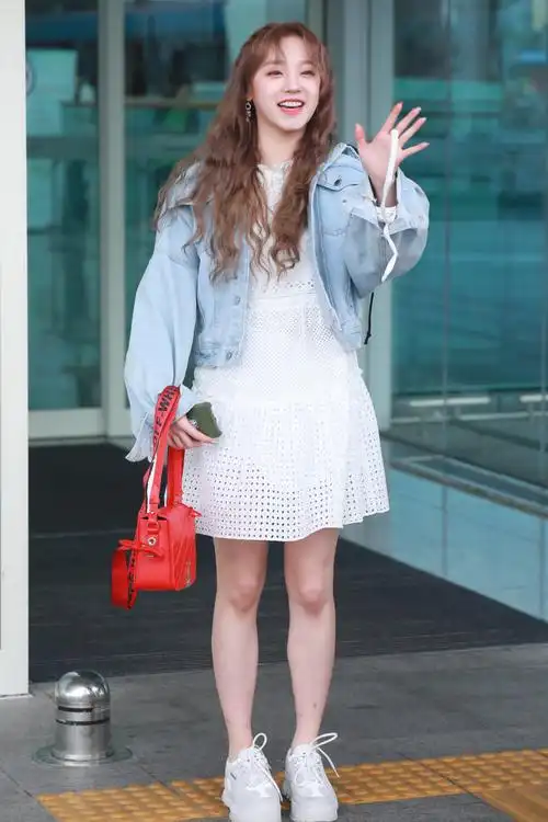 i-dle中国籍成员宋雨琦因节目录制经由仁川国际机场出发前往中国裳趑