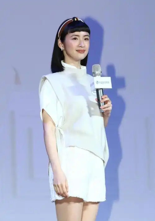 林依晨罕见出席活动,学生头齐刘海太可爱,坦言正在尝试怀孕中