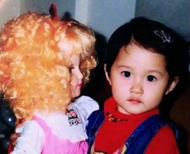 原创有一种可爱叫关晓彤童年照每一张都能当头像不想她长大