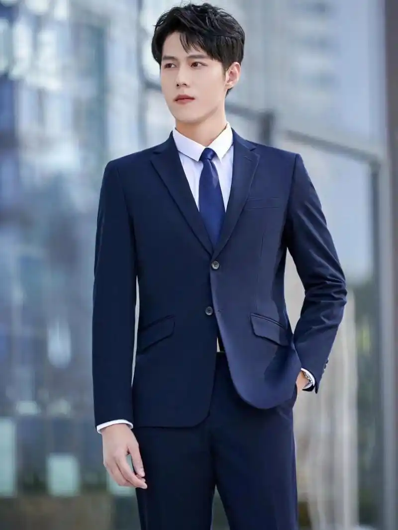 西装应保持同色配套,并且面料最好以深色或深蓝色为主.