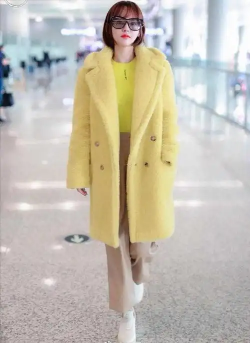 张嘉倪终于换了发型穿羊羔毛大衣配波波头短发气质时尚又洋气