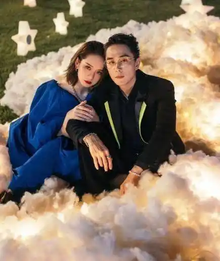 李承铉父女逛街,7岁lucky踮脚走路好欢快,牵爸爸手撒娇不见戚薇_lucky