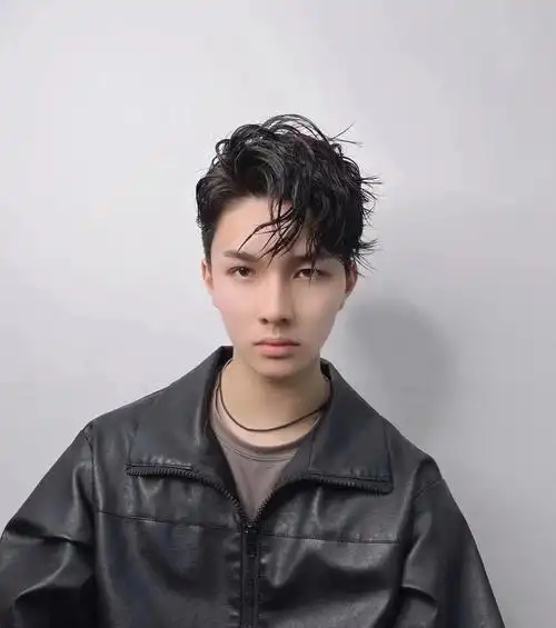 三分钟出门发型,洗完头自然吹干,打点泡泡发蜡就可以出门见女朋友