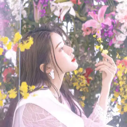 赵露思头像 cr.丸子小盆友la