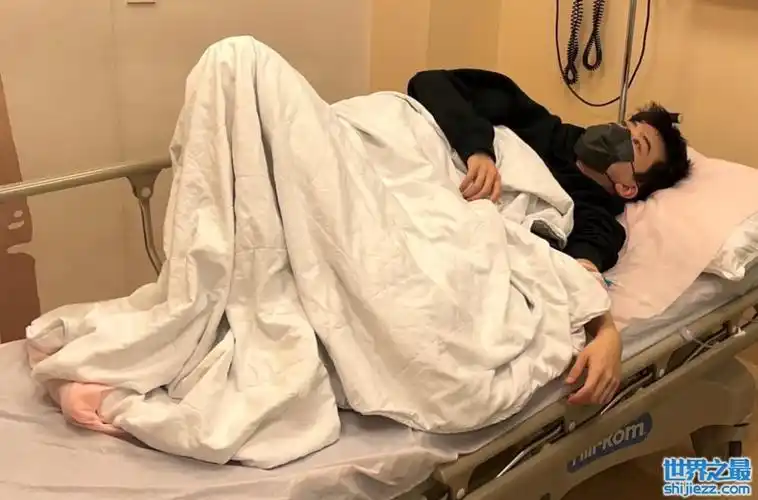 费启鸣误食毒蘑菇进院!躺病床上有气无力,曾因笑到下巴脱臼住院 .