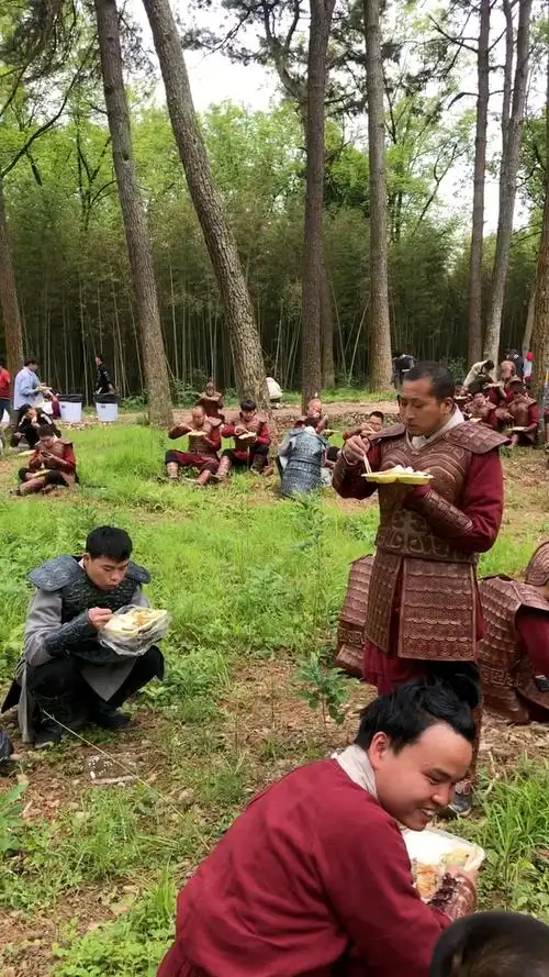 群众演员拍戏集体吃盒饭场景