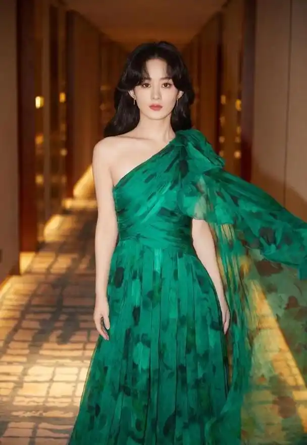 赵丽颖正脸美照,抱小狗自拍开心灿笑,短款卷发减龄又少女