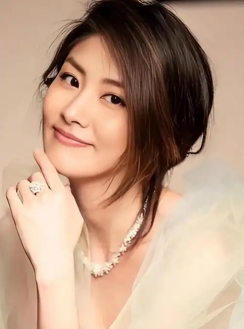 最近,香港著名歌手陈慧琳走到成都街头,为即将在此地举办的音乐会带来