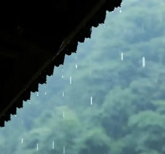 "六月的雨,把我困在这里"望着窗外的瓢泼大雨,脑中不自觉地蹦出这句
