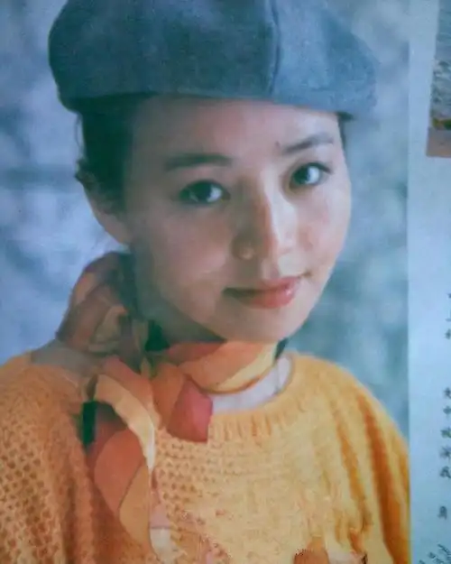 曝宋丹丹每天逛日坛公园!留寸头面容似男性,多套千万豪宅被曝光