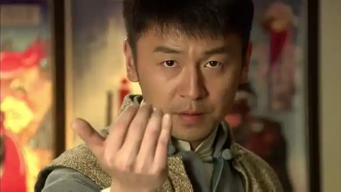 抗日伤兵进饭店被拒,警察也助纣为虐,梁飞愤怒教他们做人