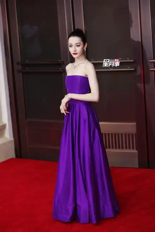 迪丽热巴红毯赶蚊子##迪丽热巴蝴蝶骨好明显