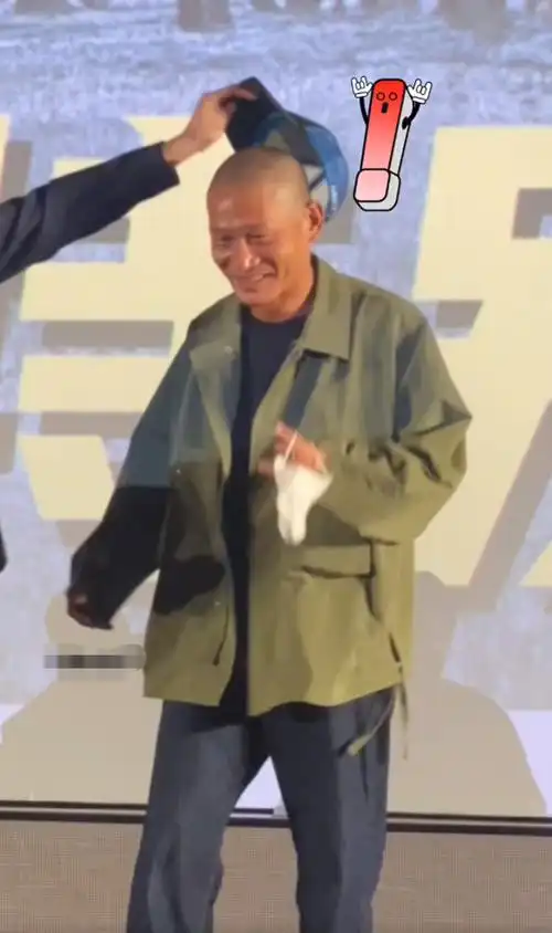 吴京搞怪引众人爆笑!掀余皑磊帽子露光头,急忙给其戴上一脸尴尬