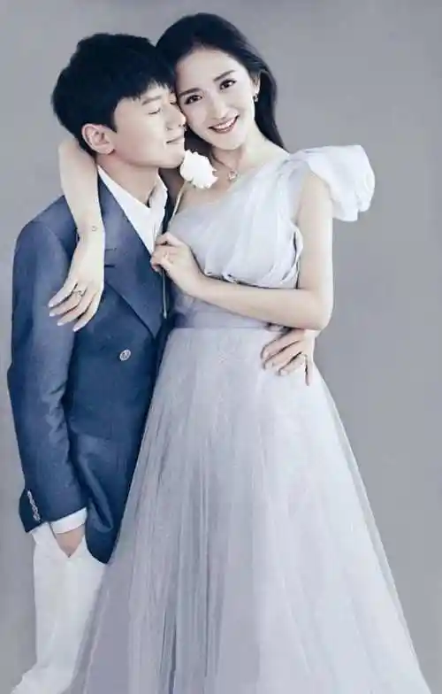 张杰谢娜结婚九周年张杰晒一家四口游玩照一人抱一娃画面温馨