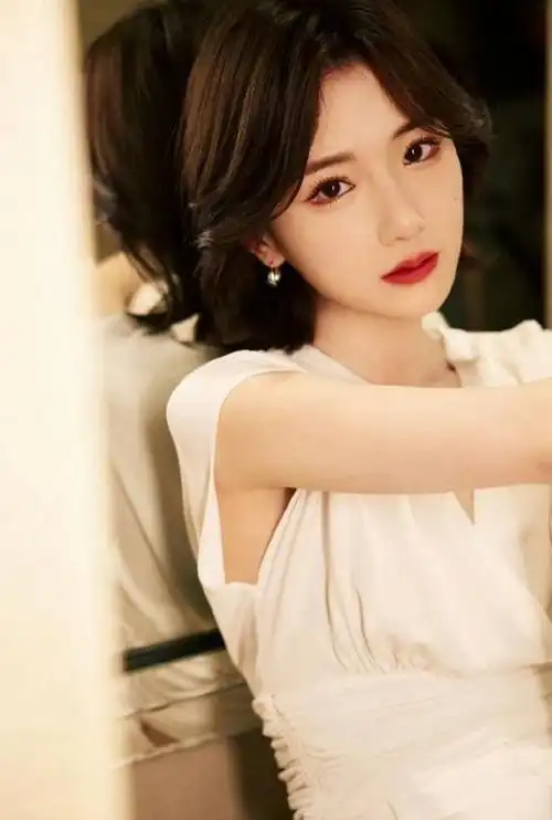 毛晓彤的"齐耳短发"惊艳了!时尚减龄又好看,特适合圆脸女生