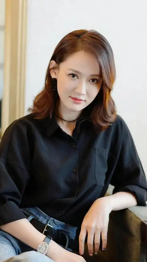 陈乔恩的中长直发刘涛的短发造型简约而大气,展现了她的知性与干练.