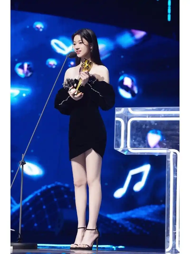 真的好爱单依纯的腿!