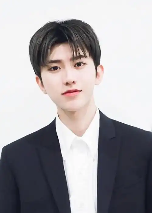 蔡徐坤粉丝专程到新加坡应援,称多大点事,愿意用生命相信他