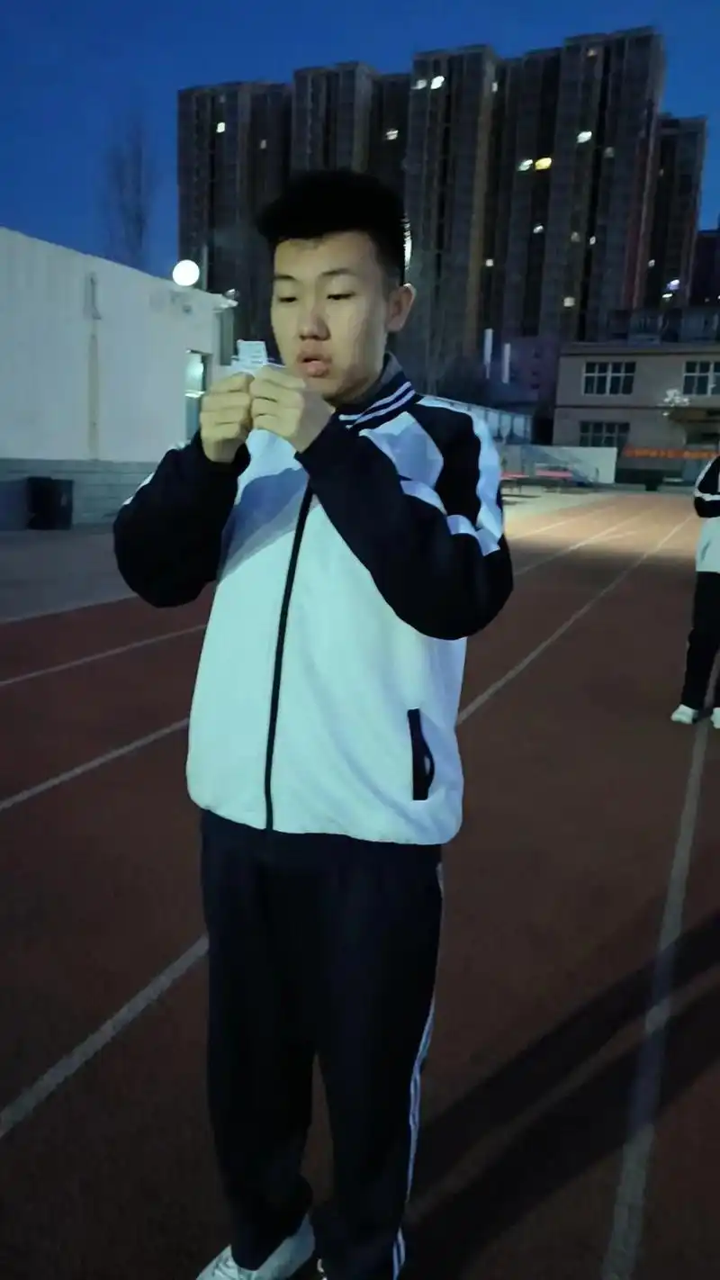 五点钟的天很黑,600分的成绩却很耀眼.石家庄卓越中学高三b - 抖音