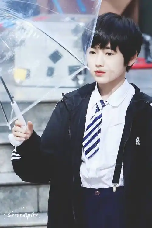 来看看宋亚轩校服小合集 帅气的男同学,准高三生正在好好长大!