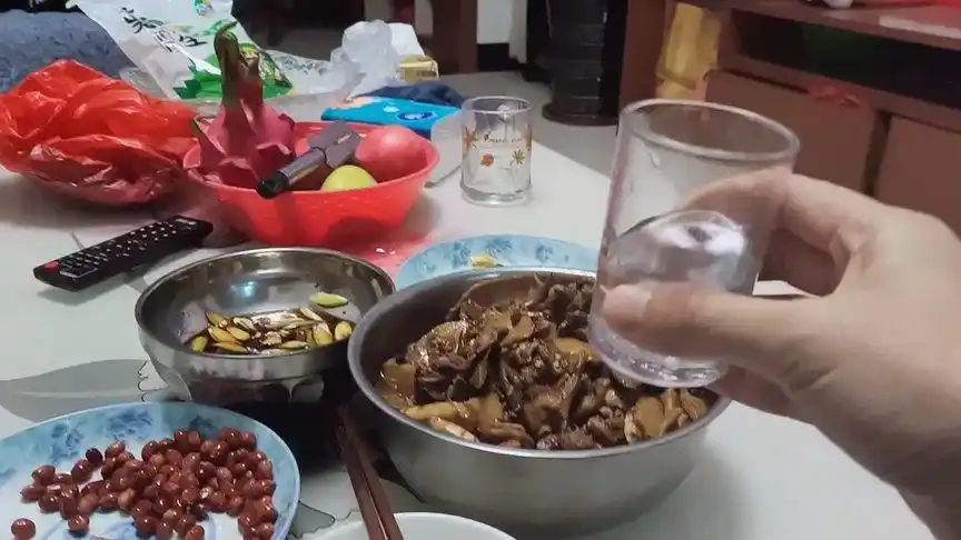 特殊时期,一个人在家喝着小酒,喝嗨了